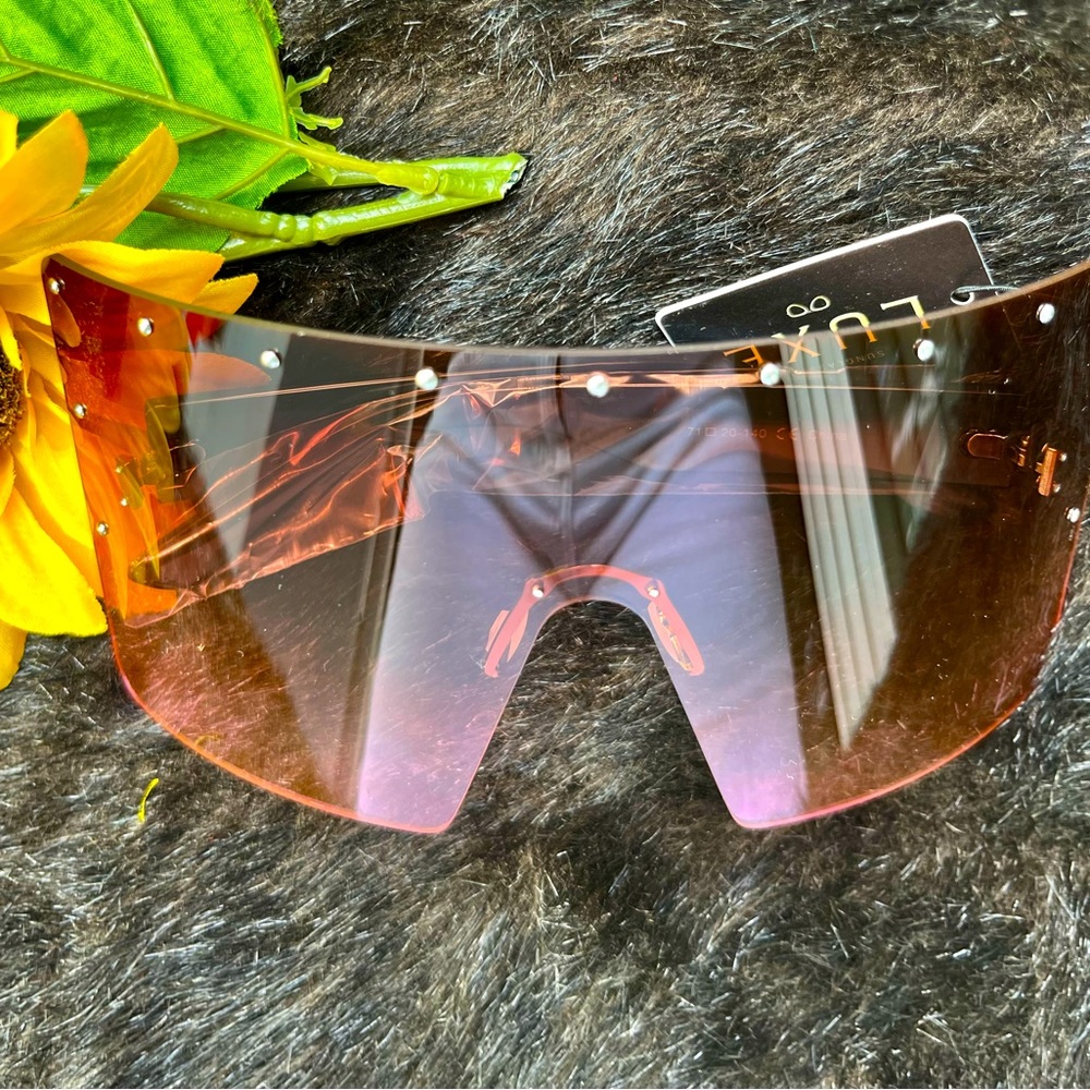 Tan ombré shades with a lil touch of pink.